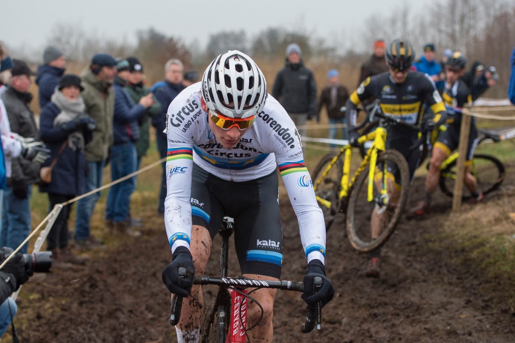 Mathieu van der Poel wint in Otegem