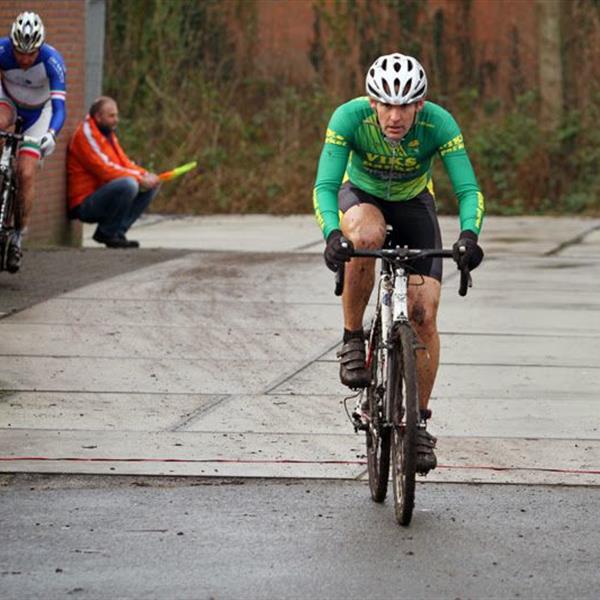 19e Centrumcross Surhuisterveen 2014 (Amateurs en Masters) | Wielrennen Surhuisterveen