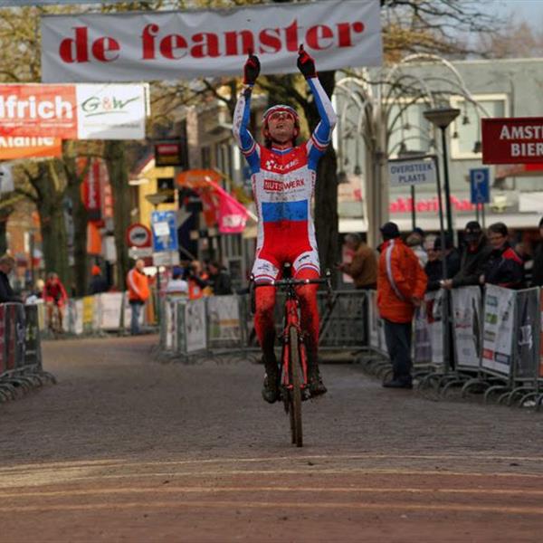 19e Centrumcross Surhuisterveen 2014 (Amateurs en Masters) | Wielrennen Surhuisterveen