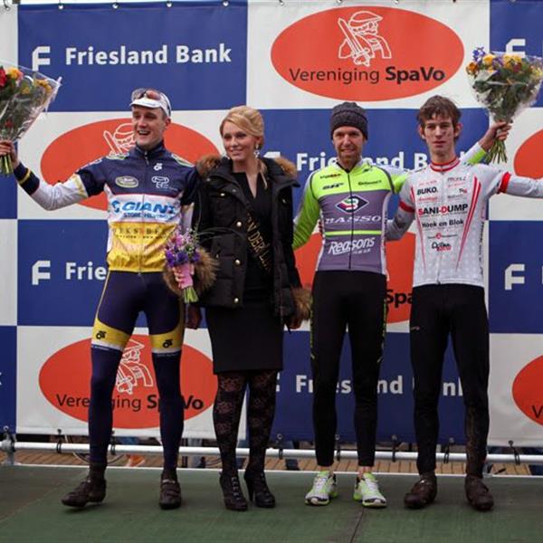 19e Centrumcross Surhuisterveen 2014 (Amateurs en Masters) | Wielrennen Surhuisterveen