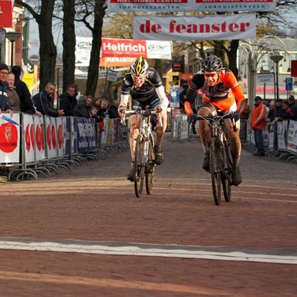 19e Centrumcross Surhuisterveen 2014 (Amateurs en Masters) | Wielrennen Surhuisterveen