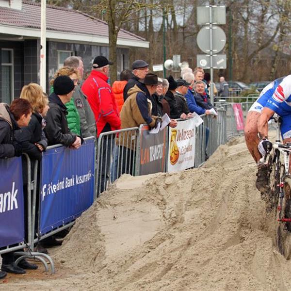 19e Centrumcross Surhuisterveen 2014 (Amateurs en Masters) | Wielrennen Surhuisterveen