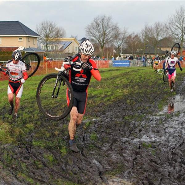 19e Centrumcross Surhuisterveen 2014 (Amateurs en Masters) | Wielrennen Surhuisterveen