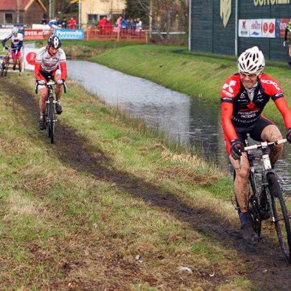 19e Centrumcross Surhuisterveen 2014 (Amateurs en Masters) | Wielrennen Surhuisterveen