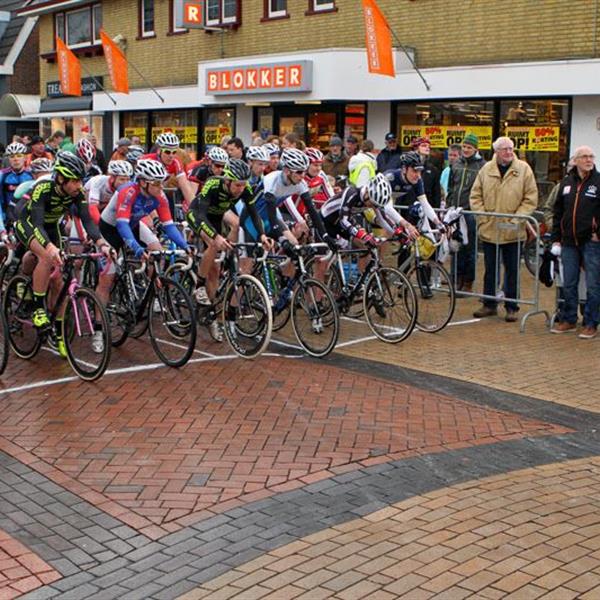 19e Centrumcross Surhuisterveen 2014 (Amateurs en Masters) | Wielrennen Surhuisterveen