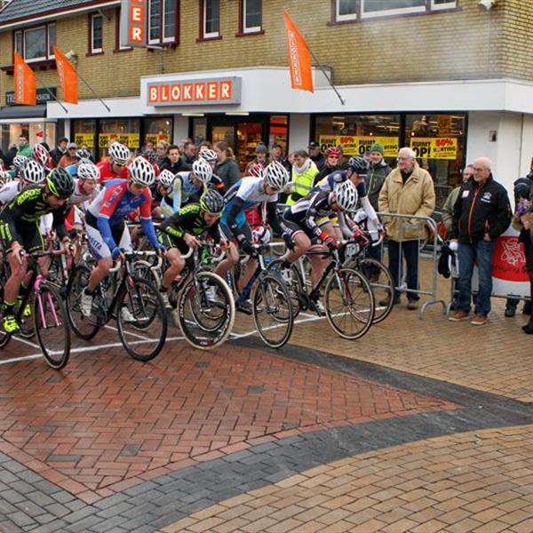 19e Centrumcross Surhuisterveen 2014 (Amateurs en Masters) | Wielrennen Surhuisterveen