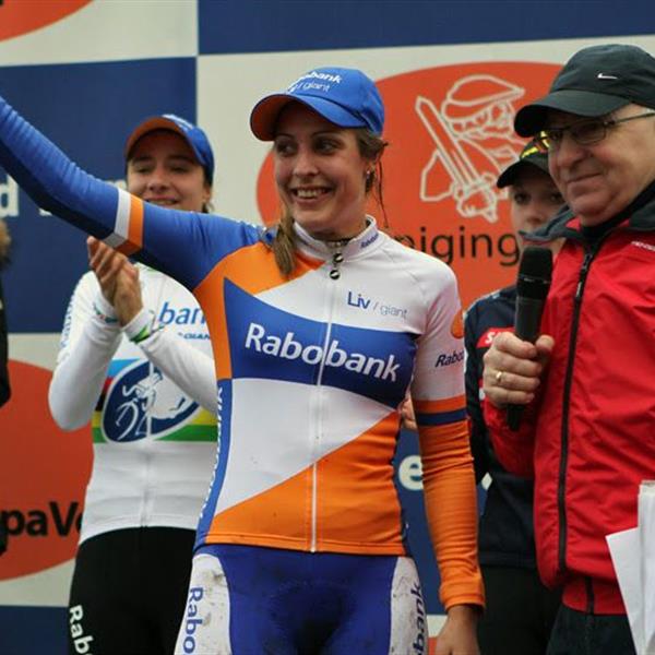 19e Centrumcross Surhuisterveen 2014 (Dames) | Wielrennen Surhuisterveen