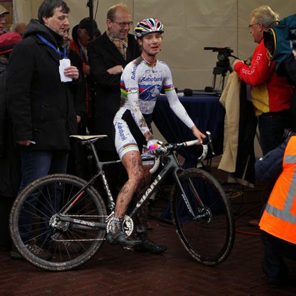 19e Centrumcross Surhuisterveen 2014 (Dames) | Wielrennen Surhuisterveen