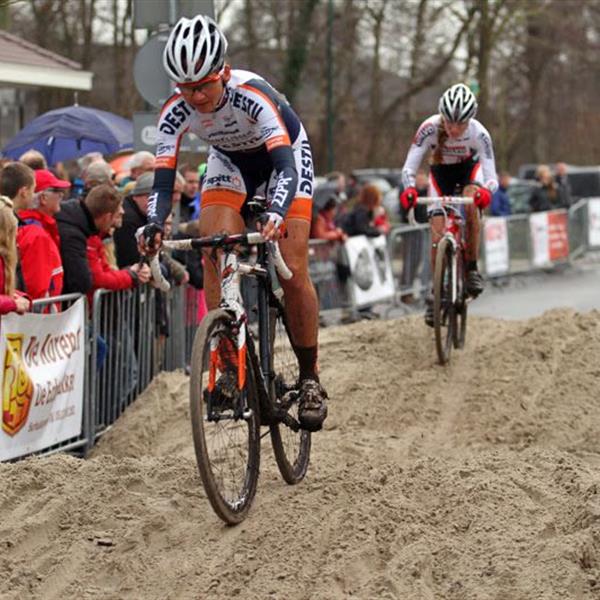19e Centrumcross Surhuisterveen 2014 (Dames) | Wielrennen Surhuisterveen