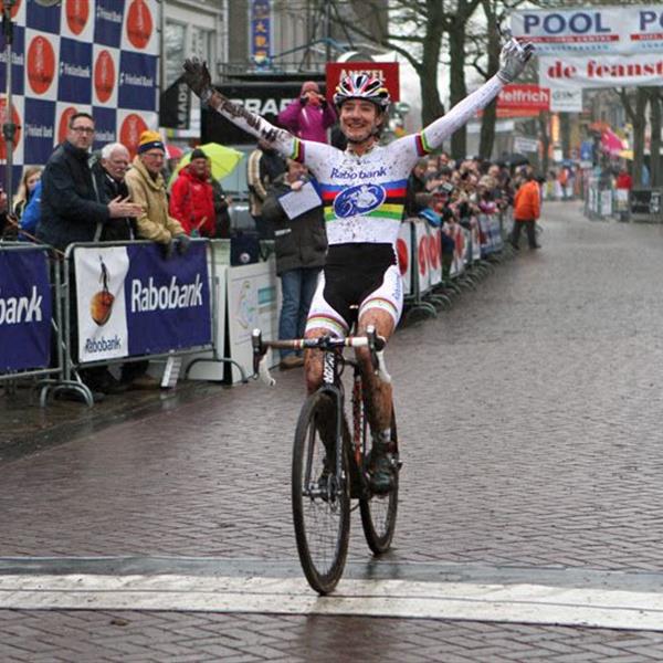 19e Centrumcross Surhuisterveen 2014 (Dames) | Wielrennen Surhuisterveen
