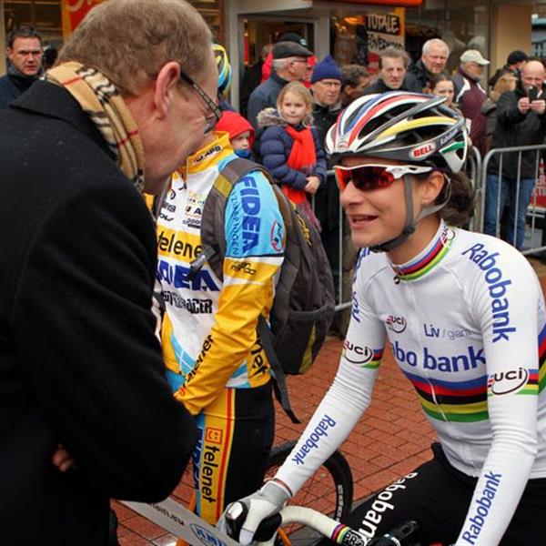 19e Centrumcross Surhuisterveen 2014 (Dames) | Wielrennen Surhuisterveen