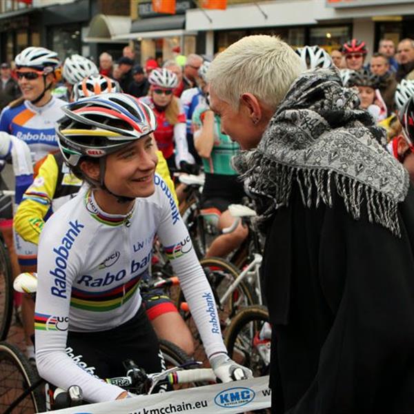 19e Centrumcross Surhuisterveen 2014 (Dames) | Wielrennen Surhuisterveen