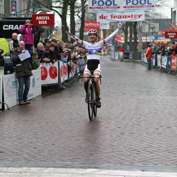 19e Centrumcross Surhuisterveen 2014 (Dames) | Wielrennen Surhuisterveen
