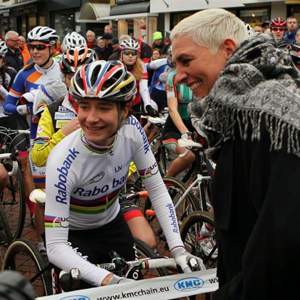 19e Centrumcross Surhuisterveen 2014 (Dames) | Wielrennen Surhuisterveen