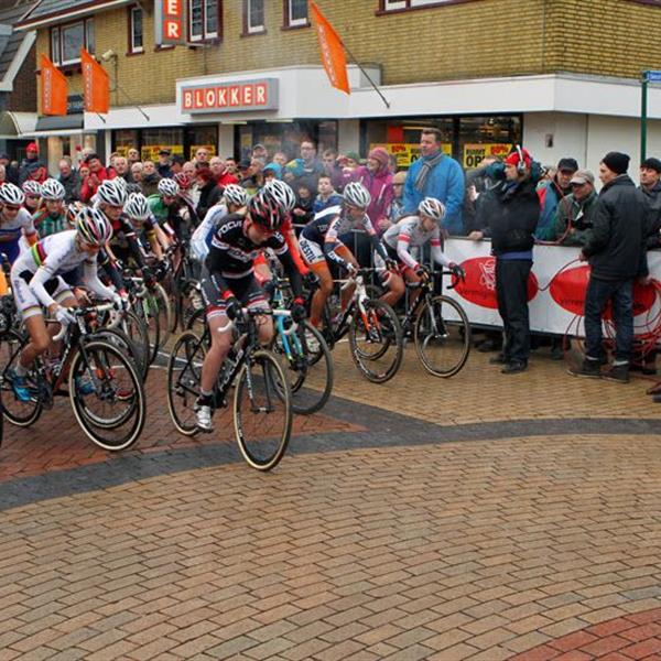 19e Centrumcross Surhuisterveen 2014 (Dames) | Wielrennen Surhuisterveen