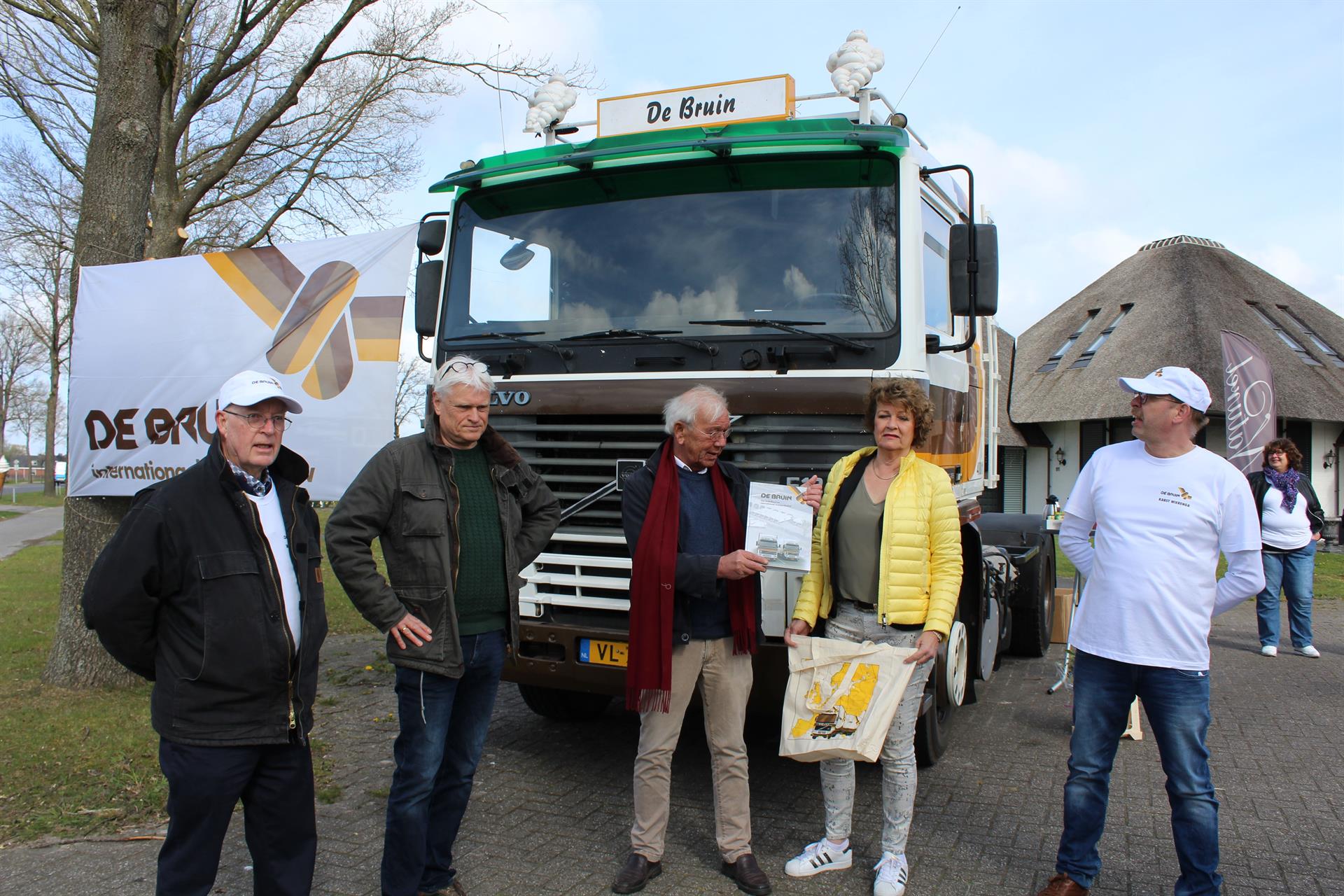 Albert de Bruin ontving eerste boek De Bruin Transport 