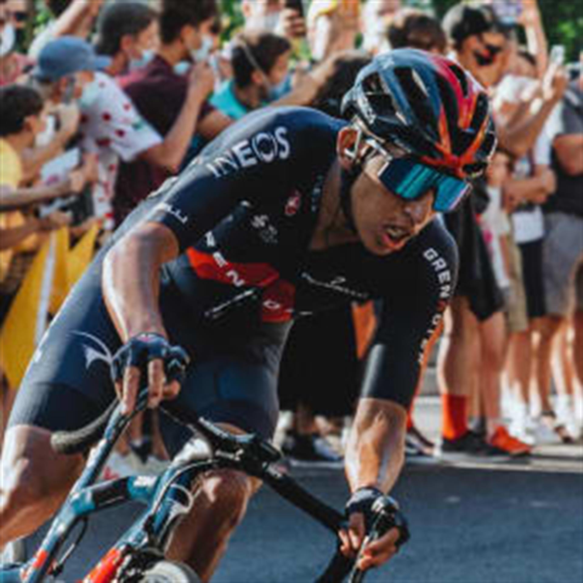 Tour- en Girowinnaar Egon Bernal op weg naar Surhuisterveen