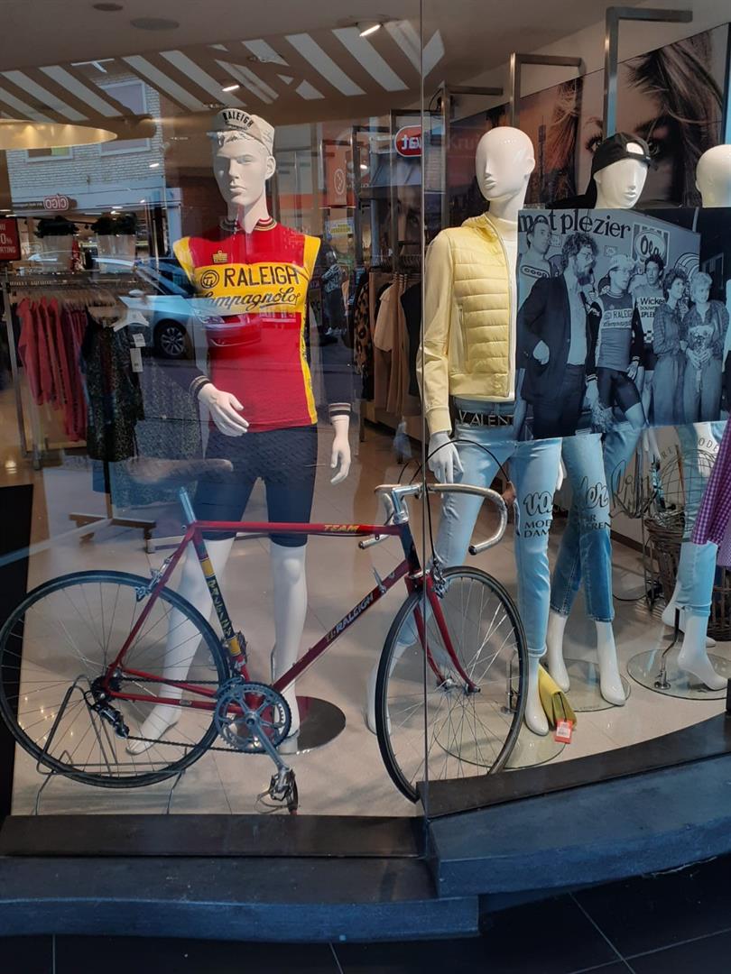 Fiets Jan Raas eyecatcher bij Van der Lijn Wereldmode
