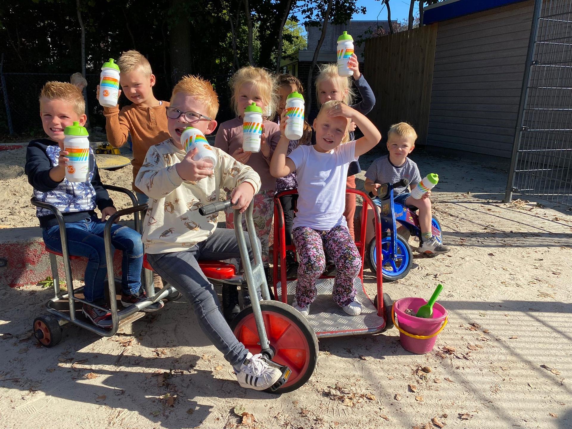 Wielercomité Surhuisterveen verraste leerlingen basisscholen 