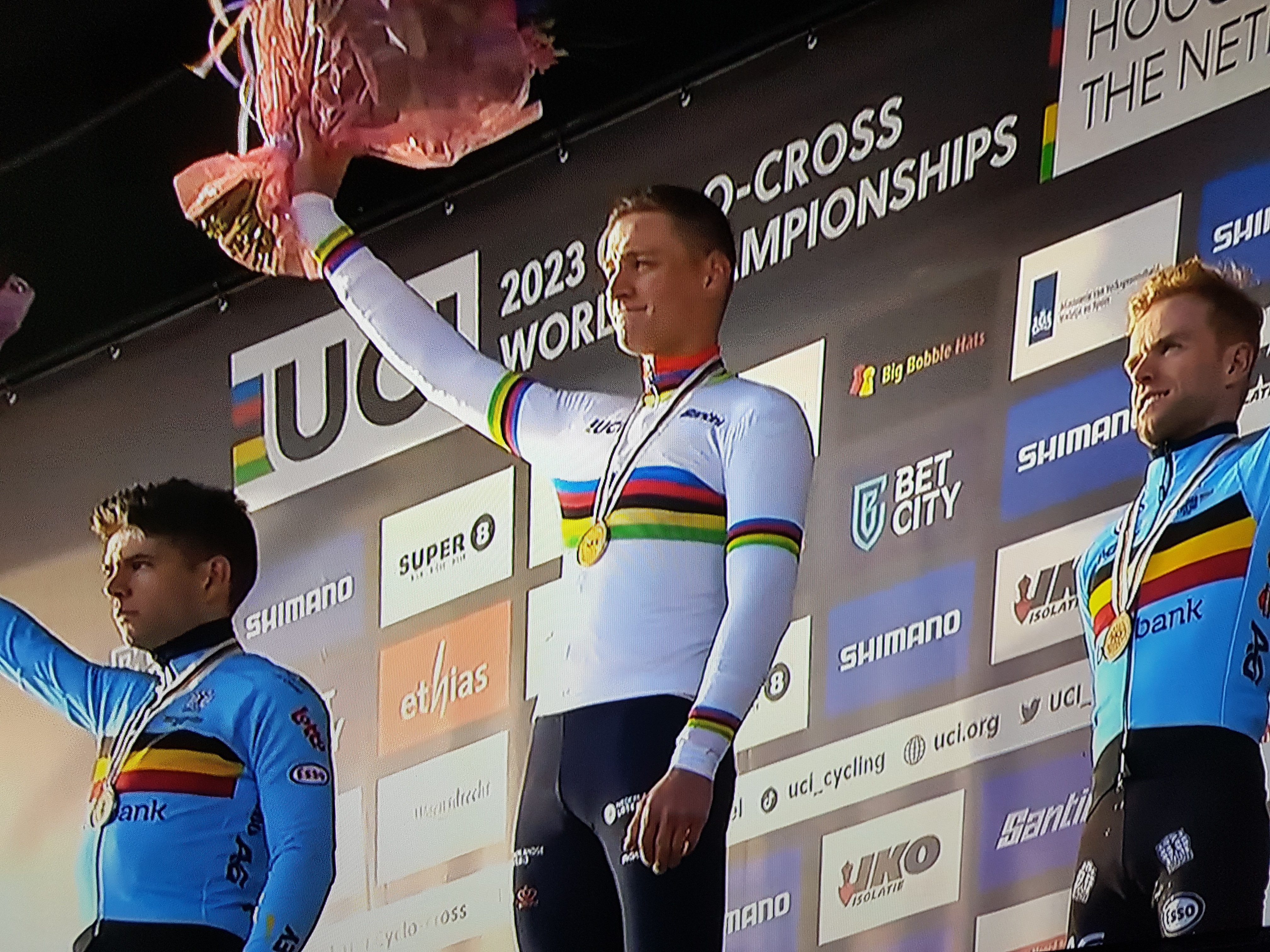 Na enerverend duel Mathieu van der Poel wereldkampioen in eigen Hoogerheide