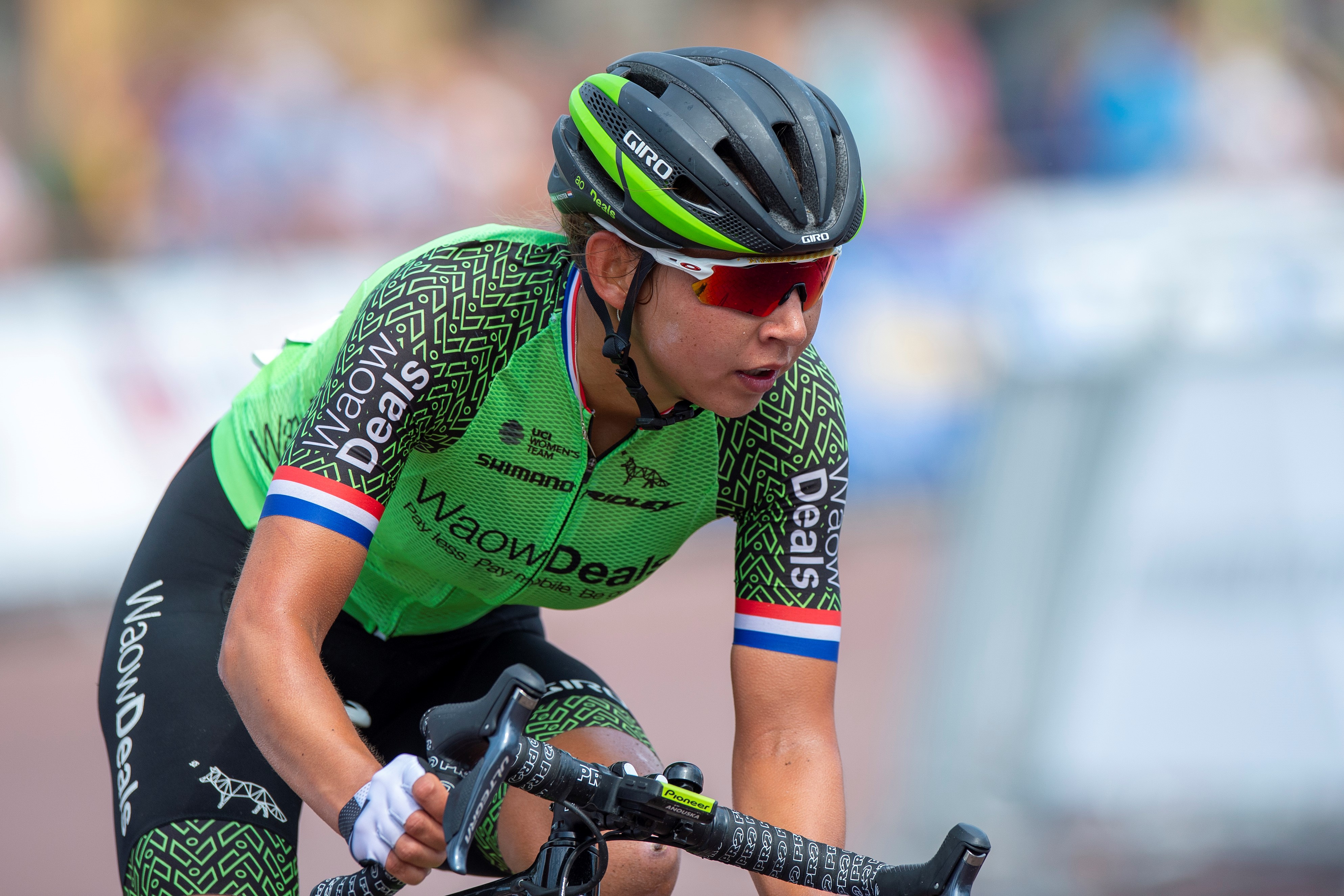 Handbreuk Anouska Koster in Ronde van Drenthe