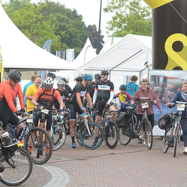 18e Pieter Weening Classic 2023 (foto's Martin de Jong, www.fotopersburomartindejong.nl) | Wielrennen Surhuisterveen