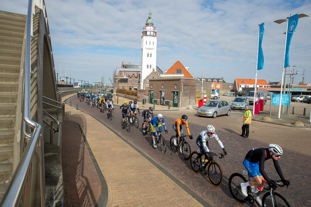 Jasper  Philipsen wint Elfstedenrace 