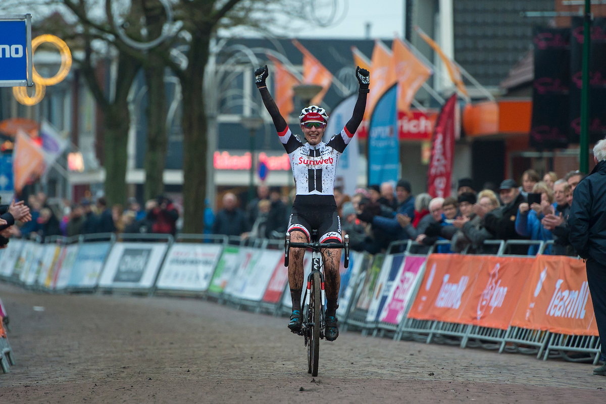 Lucinda Brand zet met titel kroon op prima veldseizoen