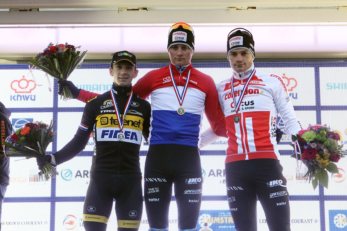 Oppermachtige Mathieu van der Poel prolongeert Nederlandse titel