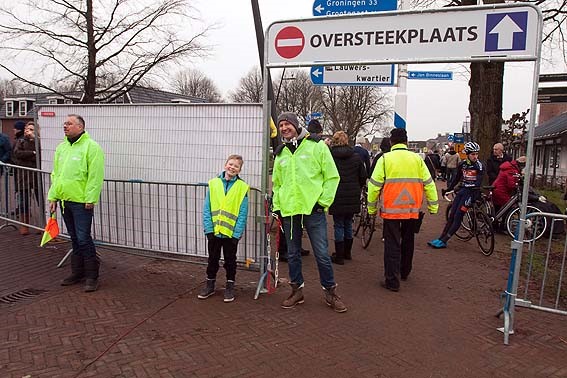 Jongste verkeersregelaar actief tussen vele vrijwilligers NK-veldrijden