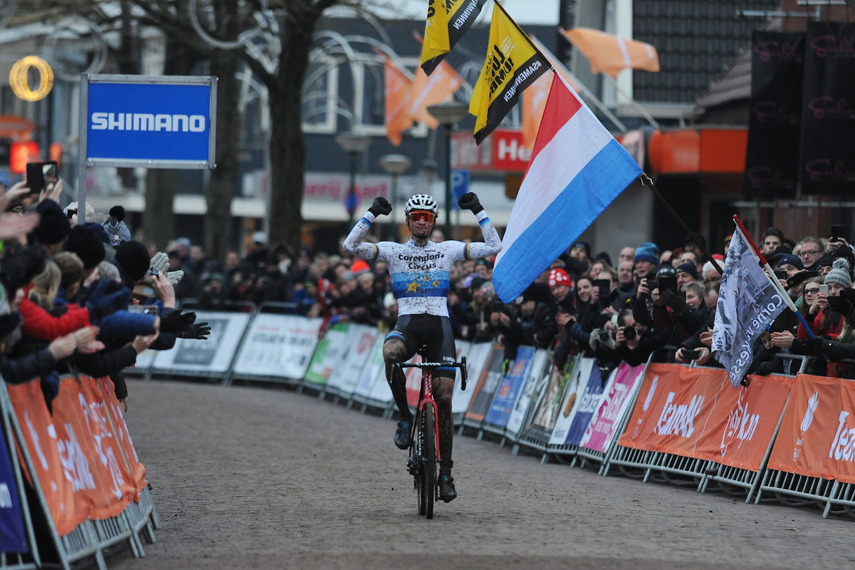 Gouden fiets Kooyenga Groep voor nationaal kampioen Mathieu van der Poel