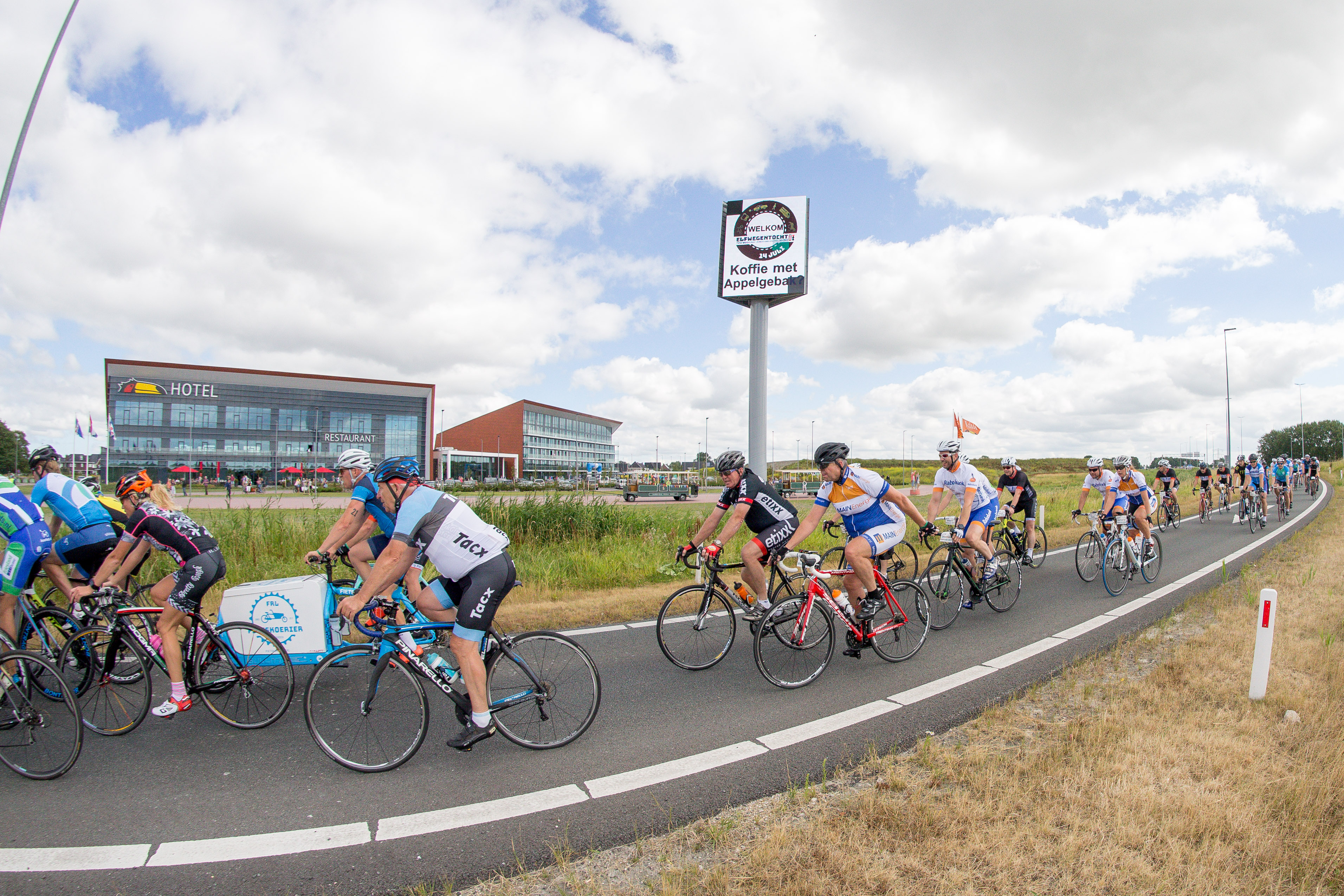 2018 fietsers van Surhuisterveen over de Wâldwei naar Leeuwarden