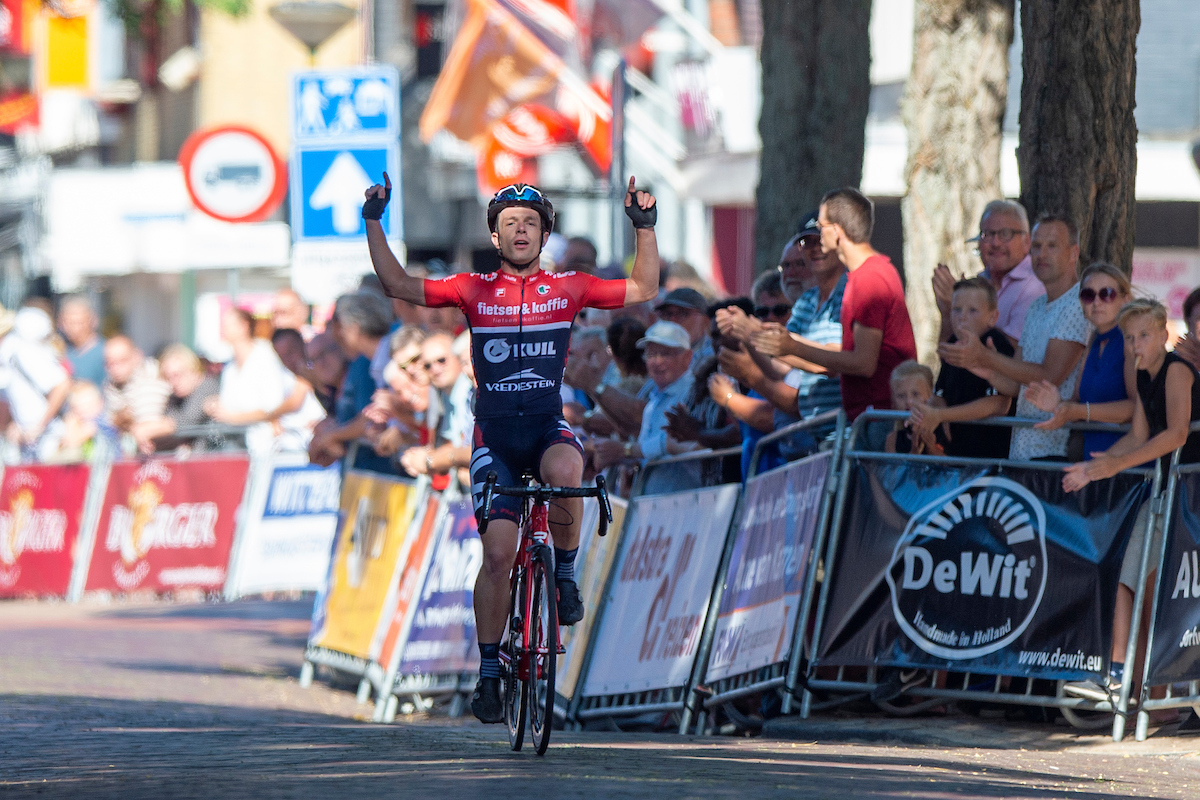 Peter Merx fladdert naar zege bij elite/beloften