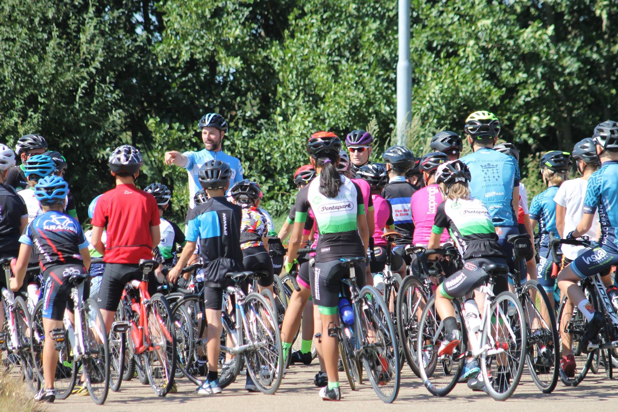 Wielerclinic voor jeugd met renners van Roompot-Charles CT