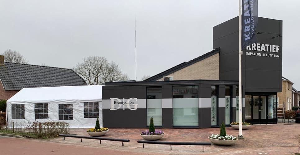 Het vernieuwde pand van Kapsalon Kreatief aan de Provincialeweg 64 te Opende