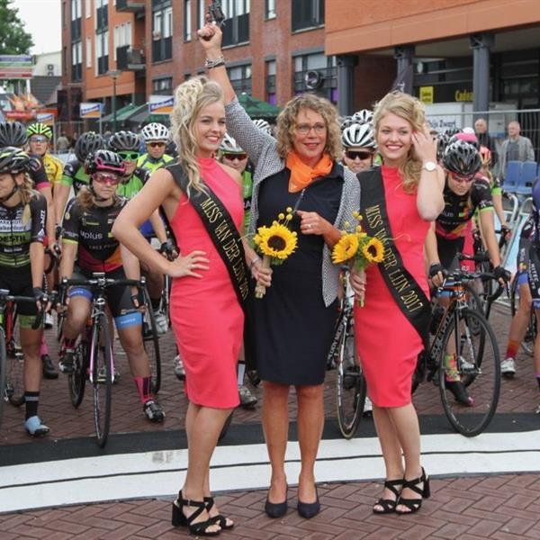 36e Profronde van Surhuisterveen 2017 - dames (foto's Edo Werkman) | Wielrennen Surhuisterveen