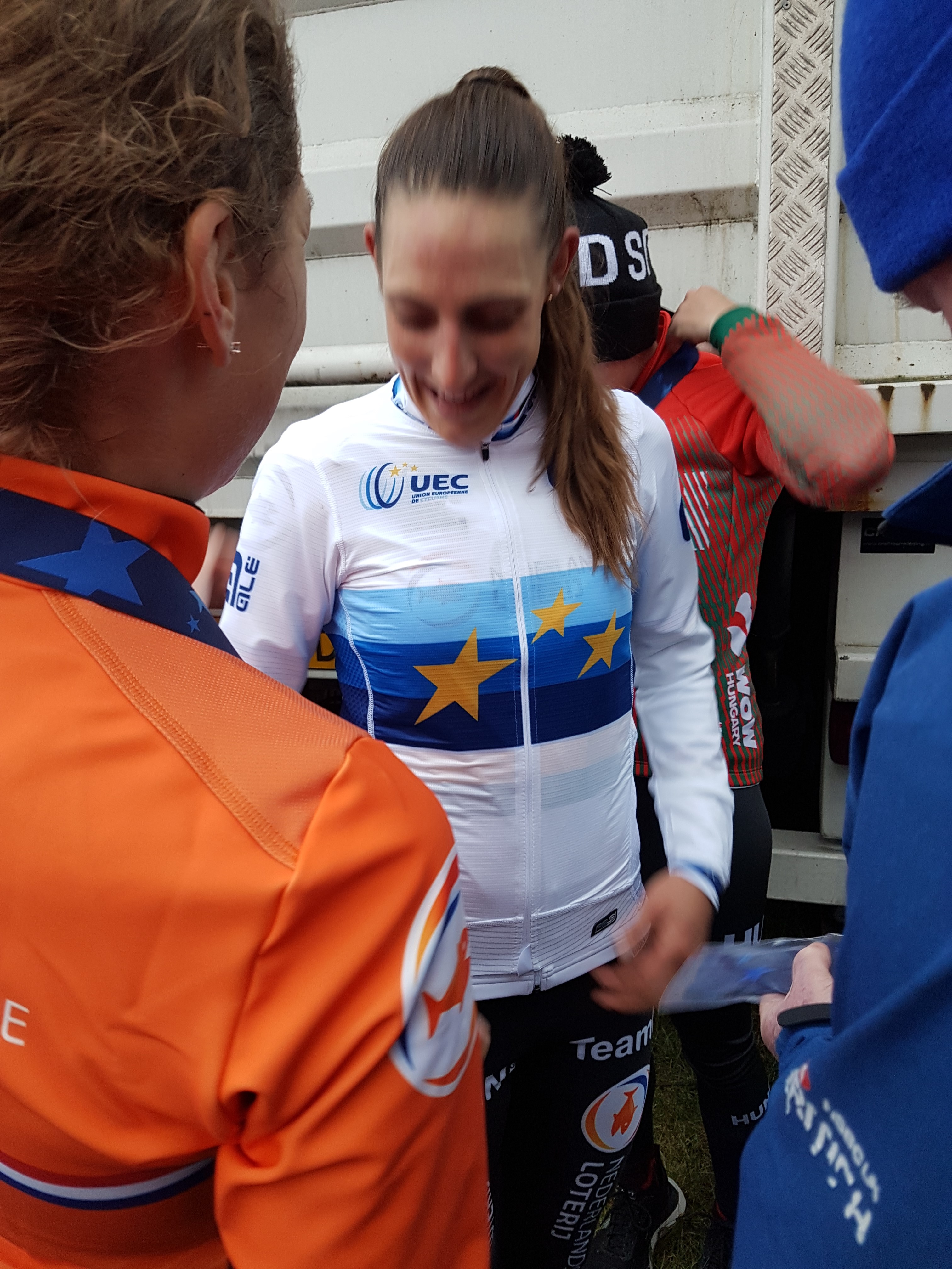 DE WEEKENDCROSS:  Dubbelslag Lucinda Brand; Joris Nieuwenhuis wint in Lokeren