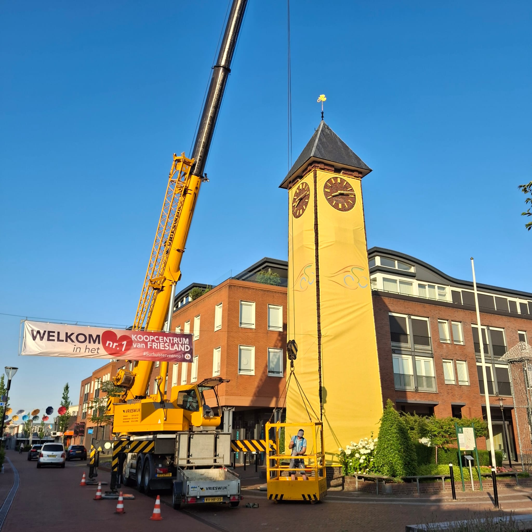 Feanster Toer in het geel 