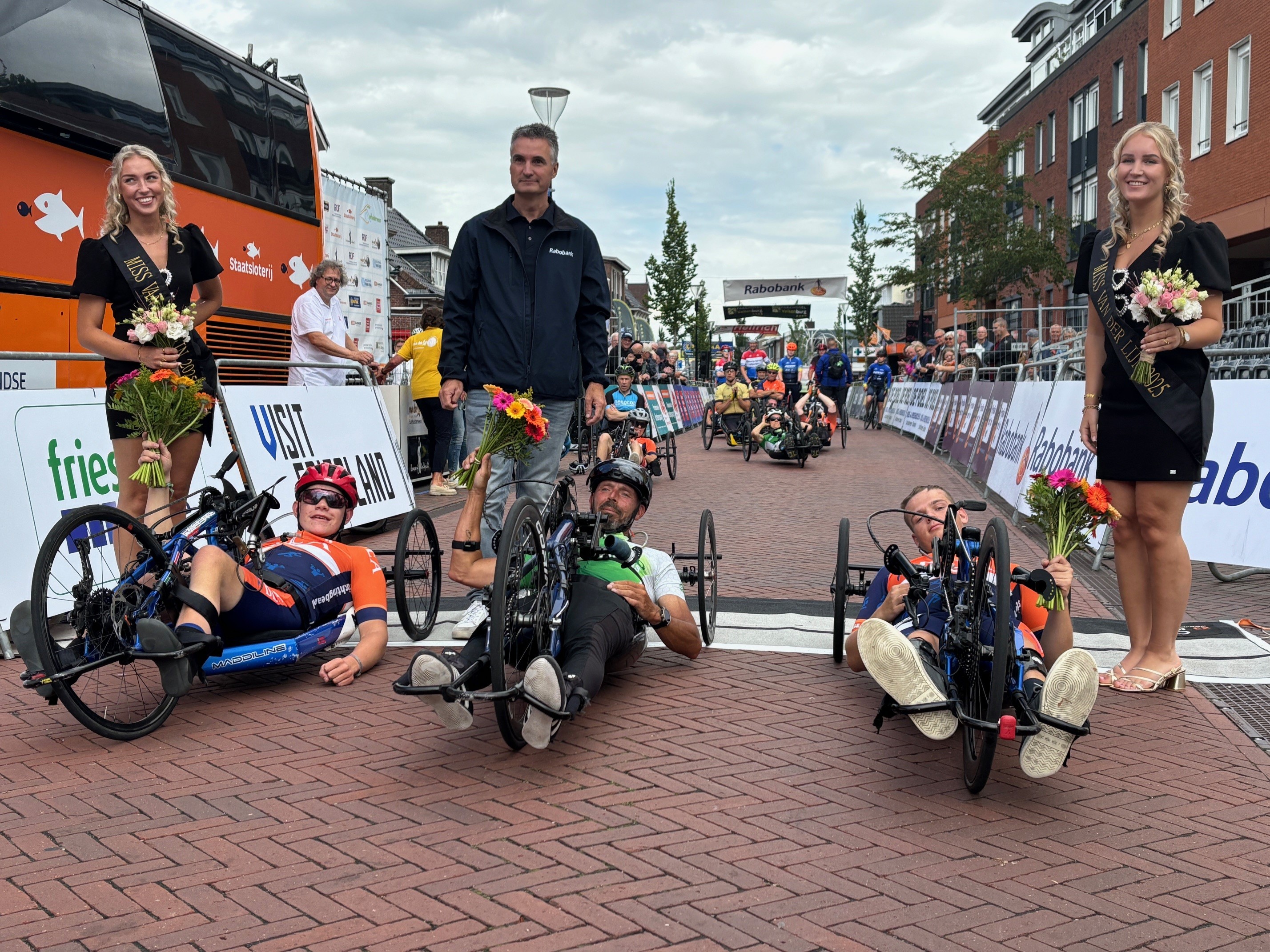 Handbikers stralen in Surhuisterveen