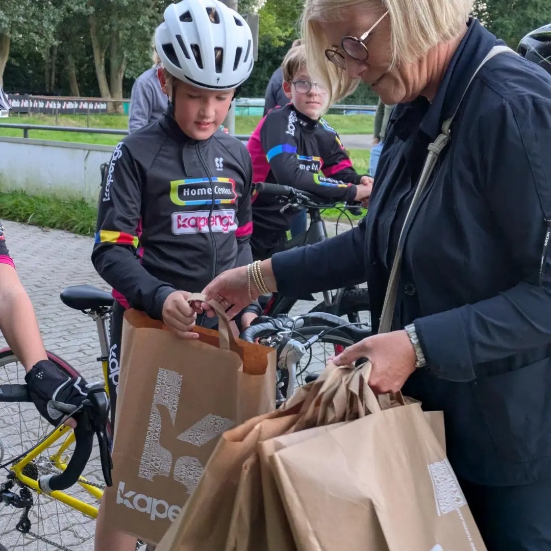 Jubileumpuzzel voor jeugdleden wielervereniging Kapenga Home Center