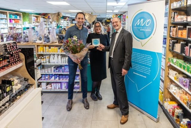 Drogisterij Helfrich uit Surhuisterveen ontvangt MVO-vignet