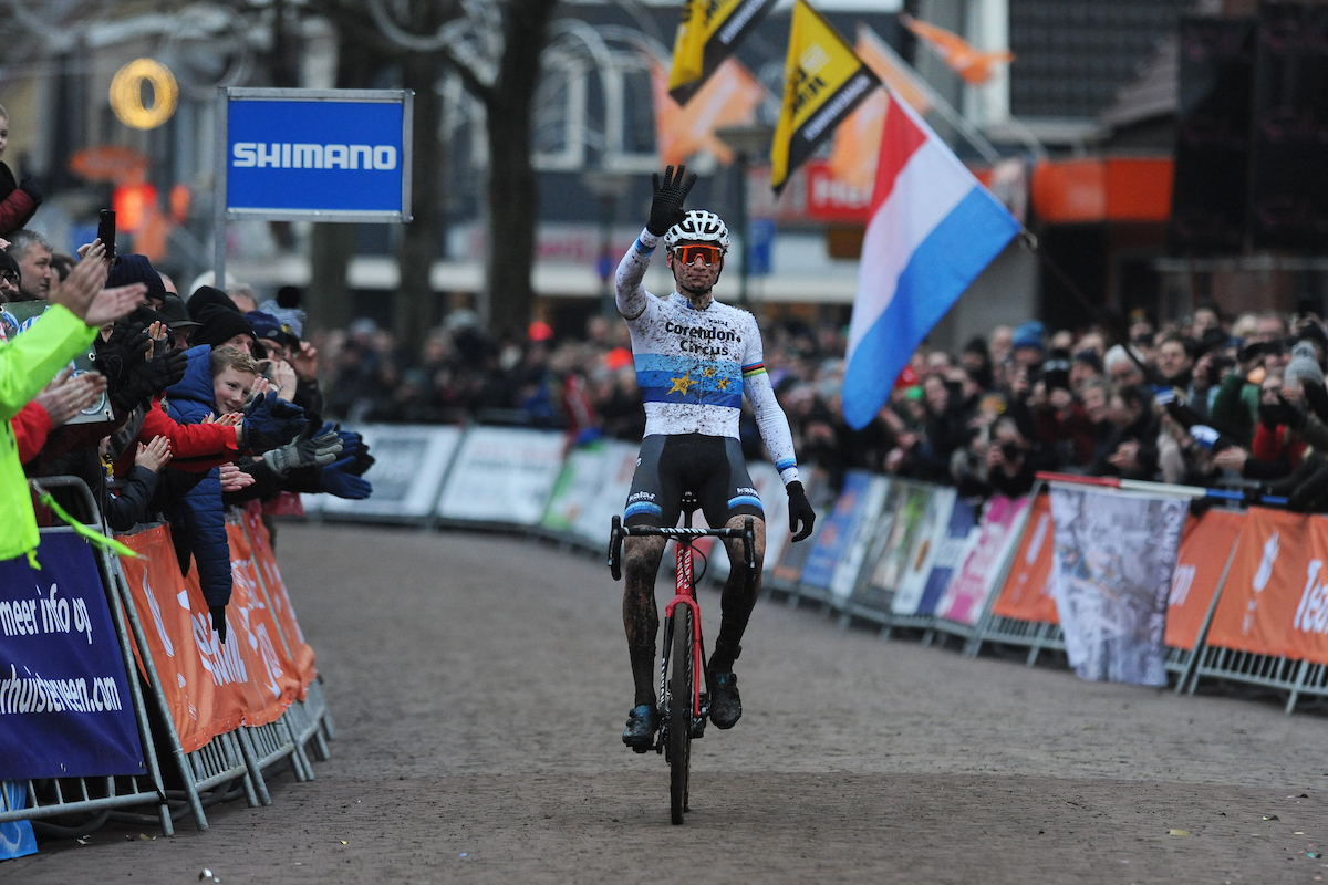 Mathieu van der Poel op weg naar WK Mountainbiken in Val di Sole